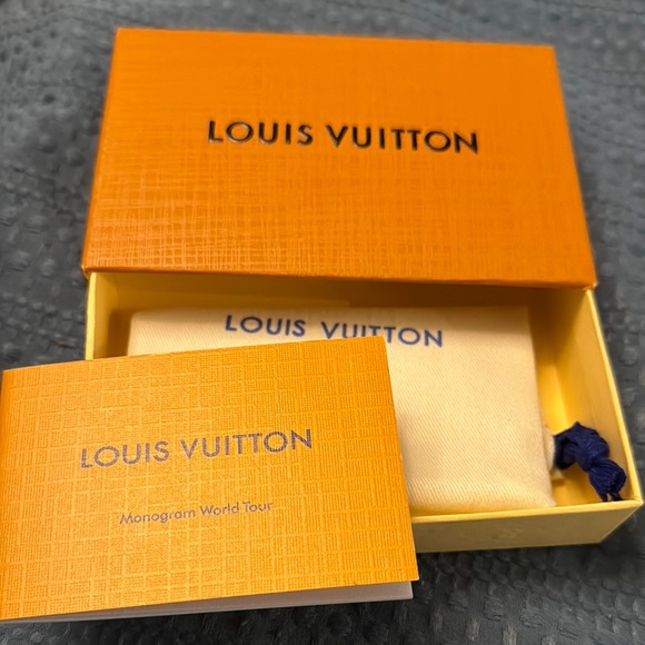 Louis Vuitton Heart Keychain - Picture 3 of 3